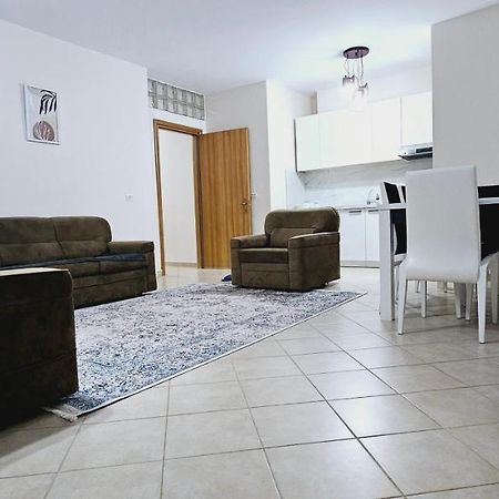 New Bazaar Side Bliss 2 Bed Room Apt With Free Garage Тирана Екстер'єр фото