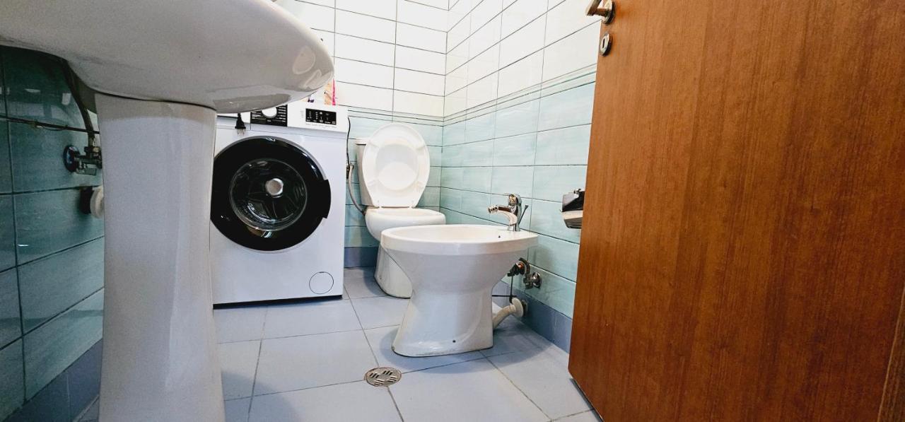 New Bazaar Side Bliss 2 Bed Room Apt With Free Garage Тирана Екстер'єр фото